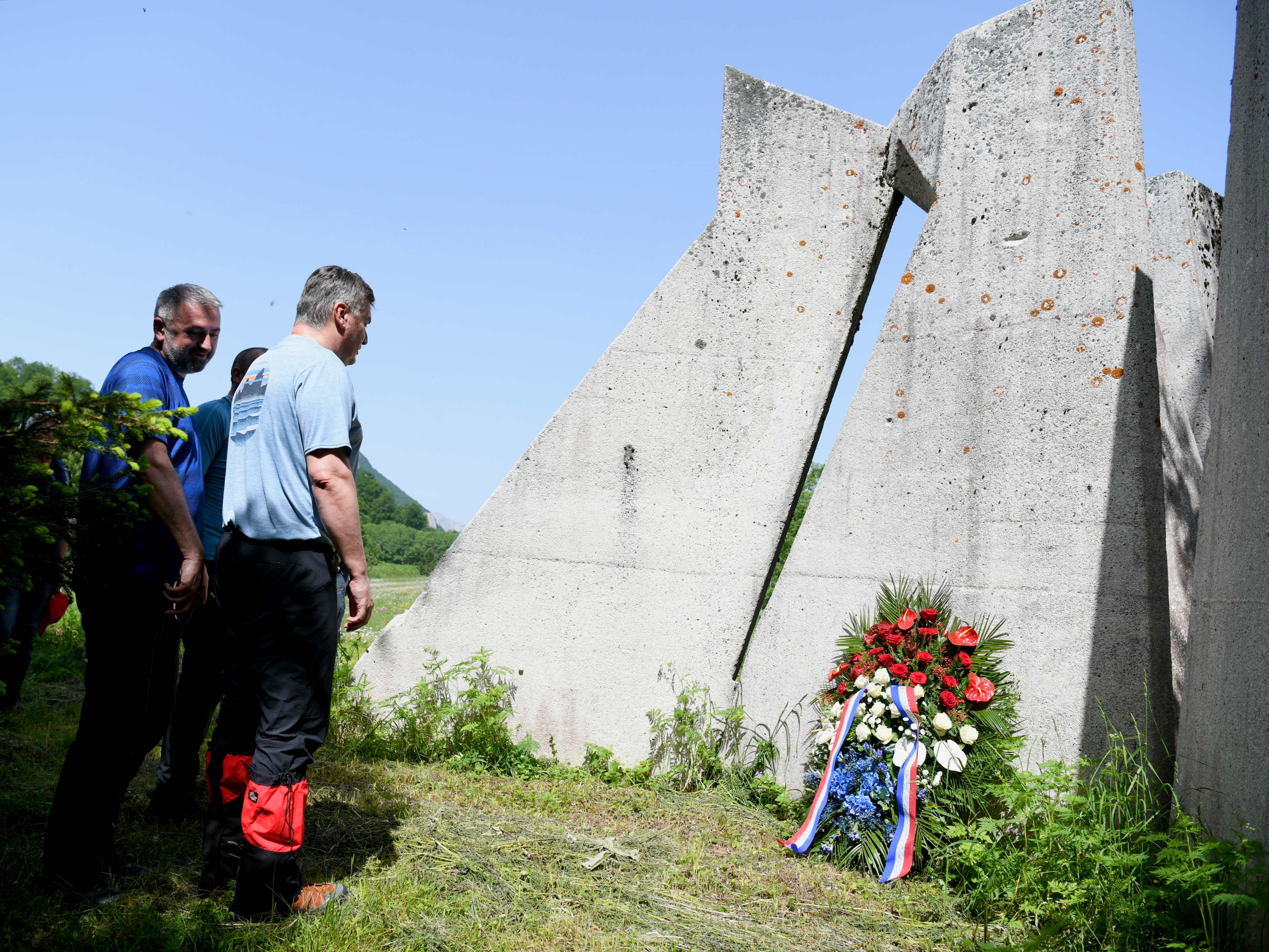 Predsjednik Milanovi Polo Io Vijenac Na Donjim Barama Hrabroj Mladosti Na E Herojske Dalmacije